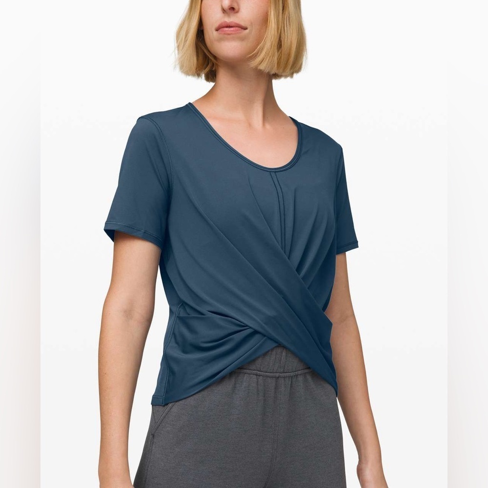 Lululemon Do the Daily Short Sleeve athletic athleisure workout shirt blouse SM